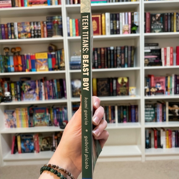 *BRAND NEW* DC Teen Titans Graphic Novel: Beast Boy - Picture 2 of 4